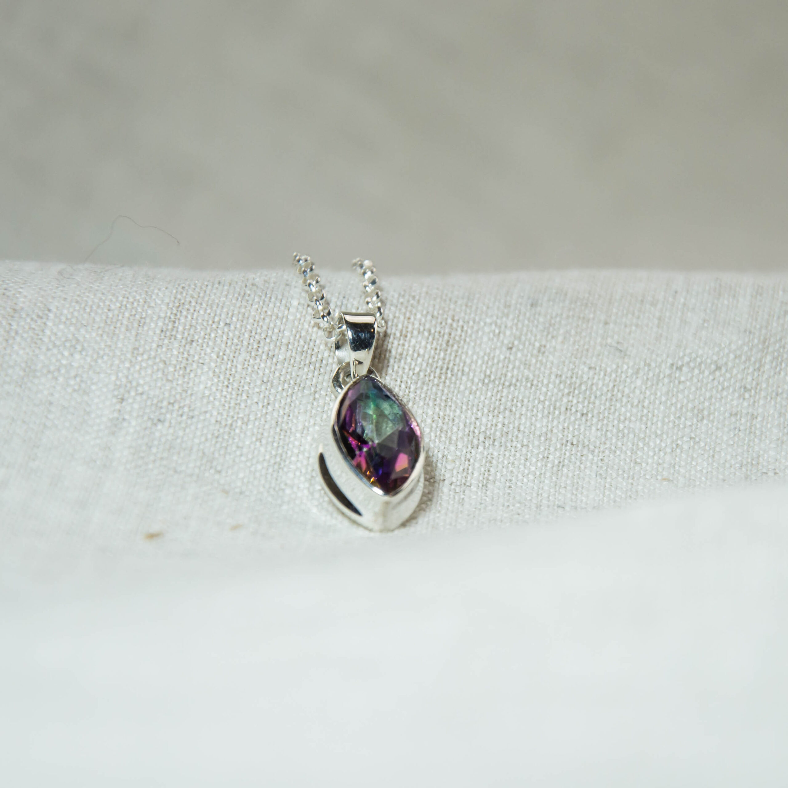 Ασημένιο 925 μενταγιόν σε σχήμα δάκρυ με mystic topaz