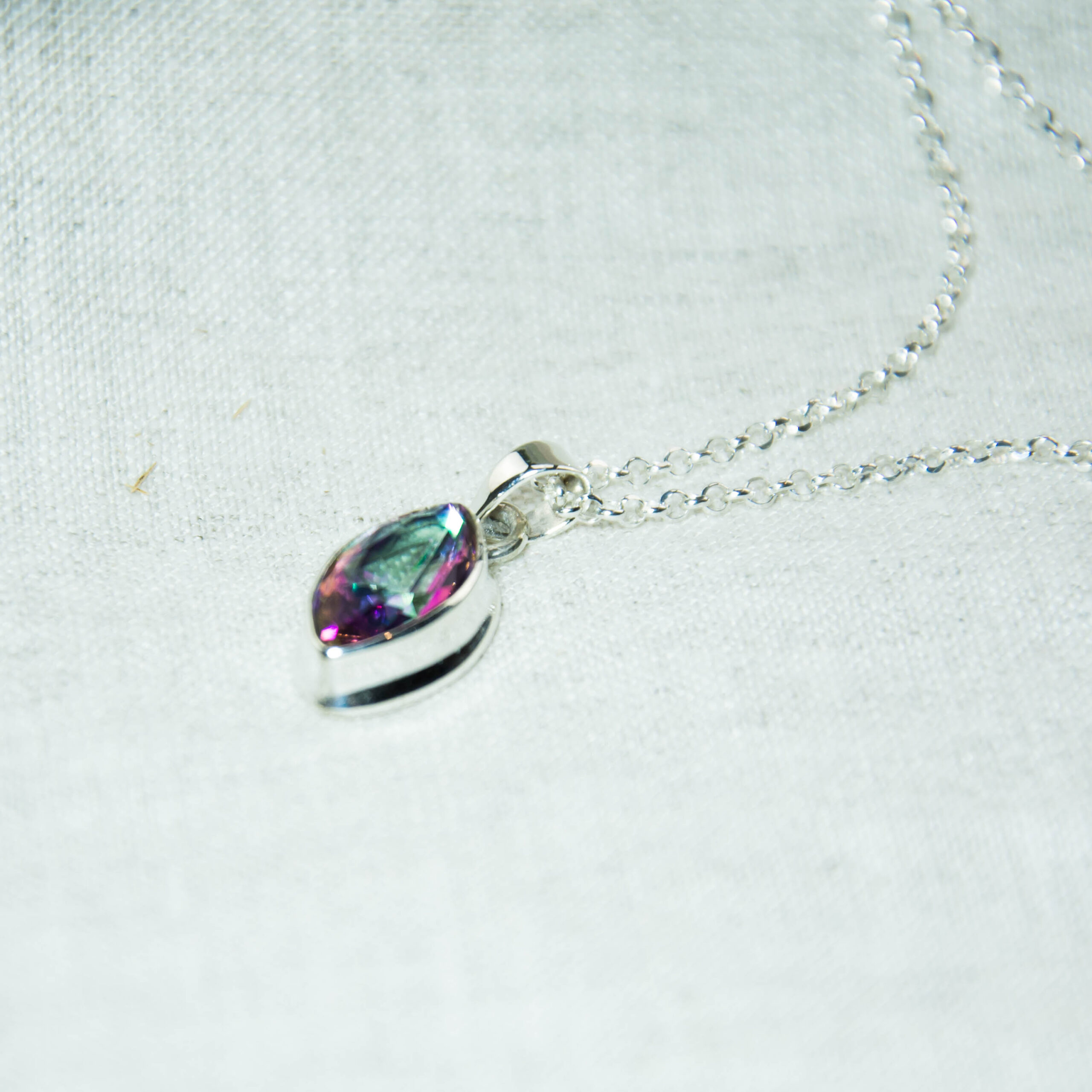Ασημένιο 925 μενταγιόν σε σχήμα δάκρυ με mystic topaz
