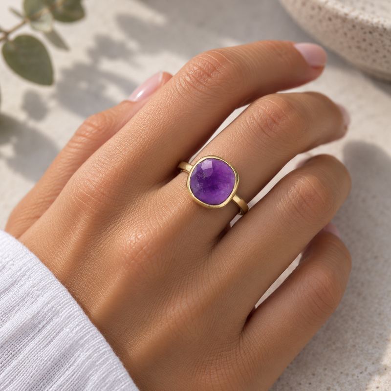 smyris_amethyst_ring_worn_800_light