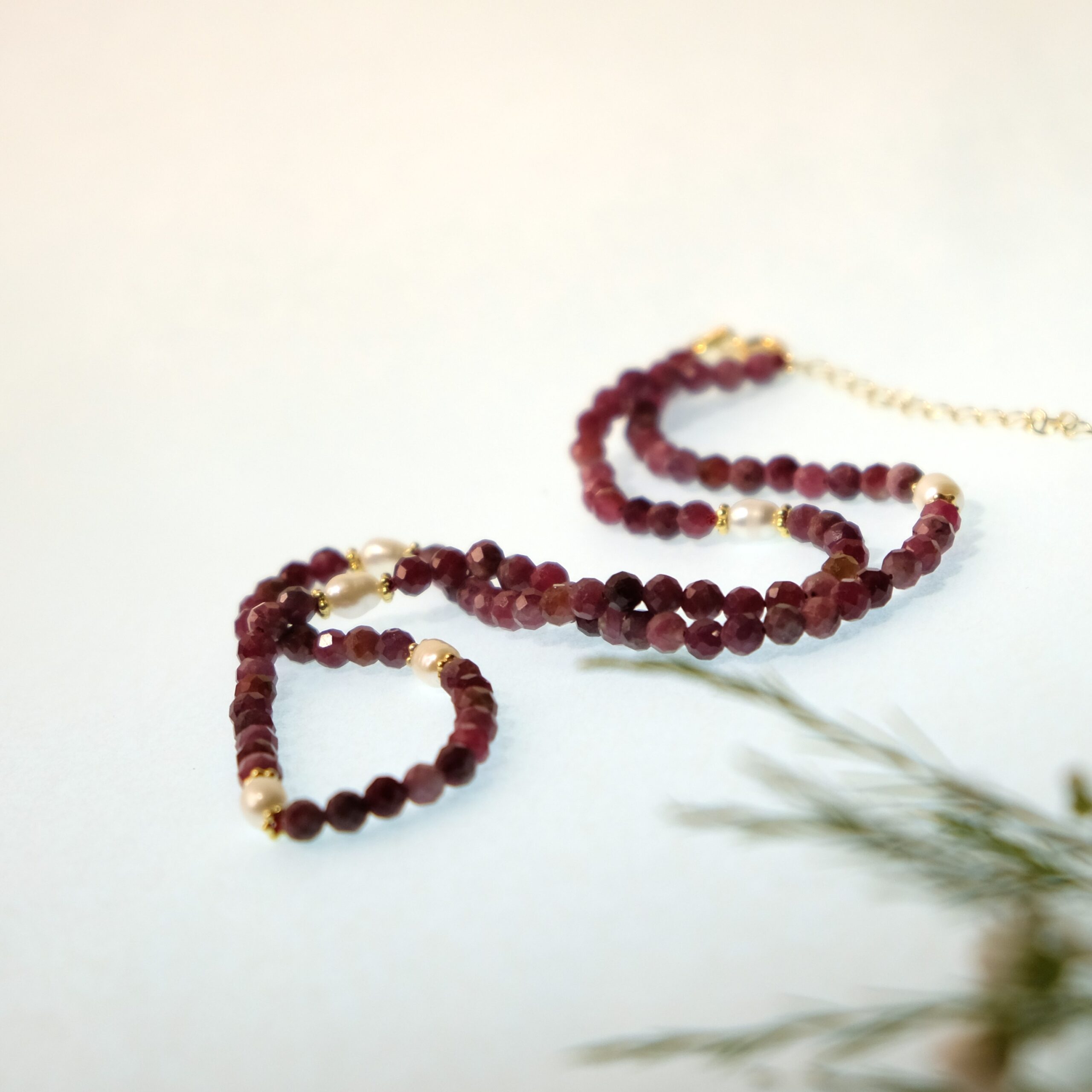 Κολιέ με ρουμπίνια, μαργαριτάρια και ασημένια στοιχεία και εξαρτήματα