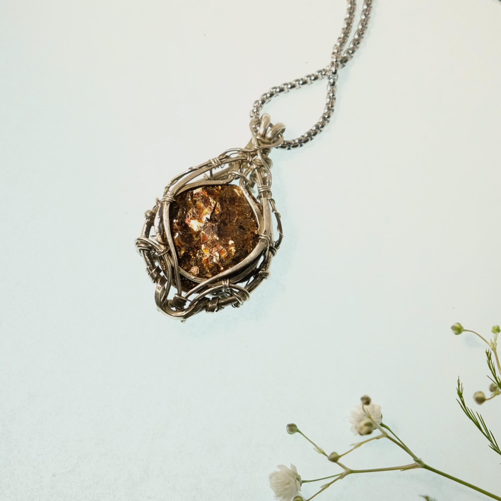 Μενταγιόν με Αστροφυλλίτη και χειροποίητο δέσιμο με ασήμι